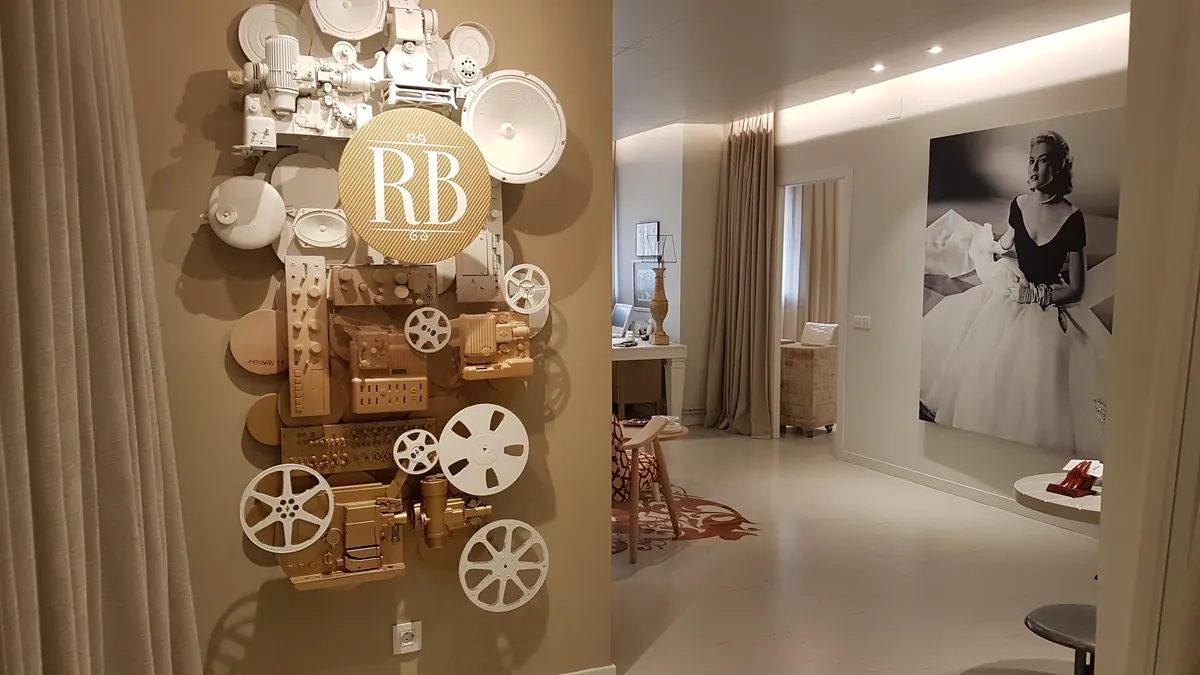 Mural con el logotipo RB rodeado de bobinas y proyectores de cine en la entrada del estudio