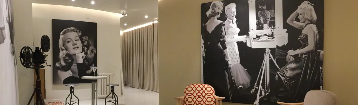 Pasillo del estudio decorado con fotografías clásicas de cine